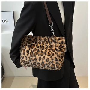 Dettagli della borsa in peluche leopardata con tracolla in similpelle marrone e catena