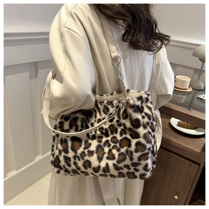 Détail du sac en peluche léopard montrant la chaîne argentée et la texture douce
