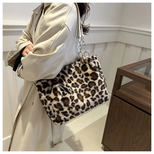 Dettaglio borsa shopper leopardata in peluche con catena in metallo e finta pelliccia
