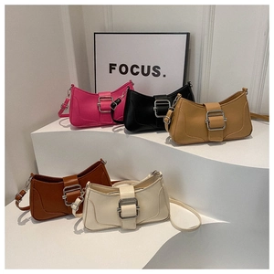 Détail de sacs baguette tendance en cinq coloris avec boucles métalliques