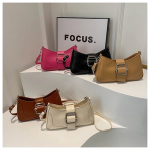 Détail de sacs baguette en cinq couleurs avec boucles argentées géantes et bandoulières cuir