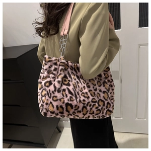 Détail du cabas en peluche à motif léopard rose avec texture en fausse fourrure