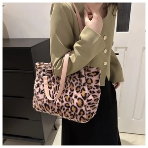 Dettaglio borsa shopper leopardata in pelliccia sintetica rosa con tracolla in pelle