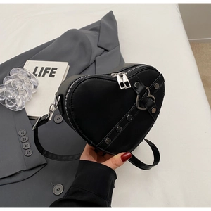 Sac à bandoulière minimaliste noir en forme de cœur avec détails argentés et clous