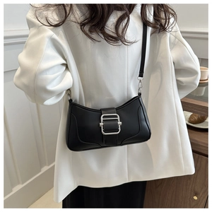 Détail d'un sac baguette en cuir noir chic doté d'une boucle en métal argenté élégante
