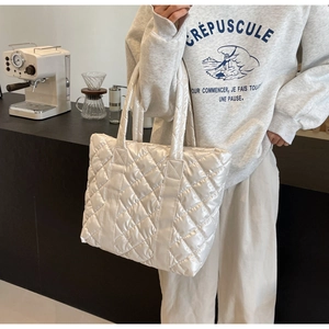 Sac fourre-tout matelassé blanc brillant avec coutures en losange pour la mode hivernale