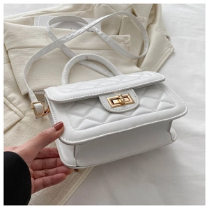 Détail du sac matelassé blanc en similicuir avec fermoir rotatif doré et poignée