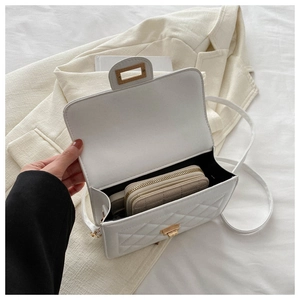 Vue intérieure d'un sac à bandoulière matelassé blanc avec son long portefeuille zippé