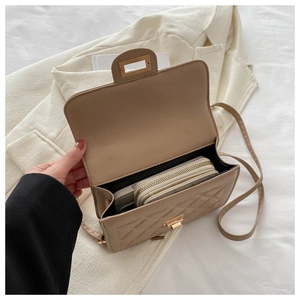 Vue détaillée du sac matelassé beige montrant l'intérieur spacieux avec un portefeuille