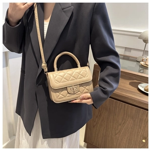 Détail du sac bandoulière matelassé abricot avec fermoir rotatif doré et bandoulière