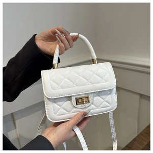 Détail d'un sac à main blanc matelassé avec fermoir doré et bandoulière réglable