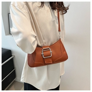 Détail du sac à bandoulière en similicuir marron avec boucle carrée argentée