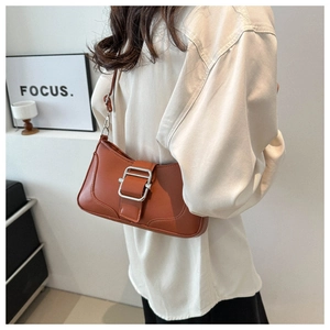Focus sur le sac baguette en cuir caramel avec boucle en métal argenté pour femmes