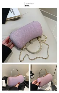 Vue détaillée de la pochette de soirée à paillettes roses avec poignée dorée et strass