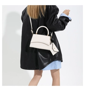 Détails du sac blanc motif crocodile avec poignée tressée et petite pochette enveloppe