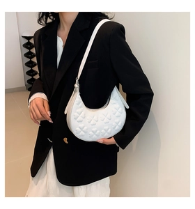 Gros plan sur le sac blanc avec une texture de trèfle en relief 3D de qualité premium