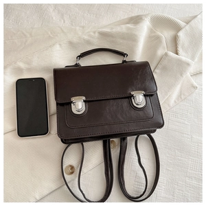 Vue détaillée du sac à dos vintage marron foncé avec deux boucles poussoir en argent