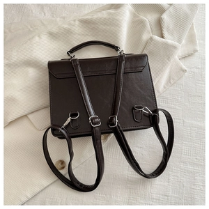 Détail du sac rétro marron en cuir PU montrant la poignée et les bretelles réglables