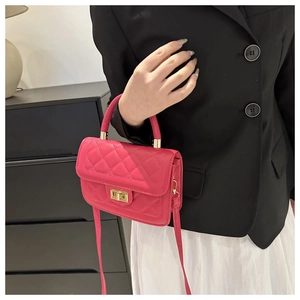 Détail du petit sac carré rose fuchsia matelassé avec fermoir rotatif en métal doré chic