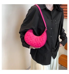 Détail du sac hobo jacquard rose avec motif trèfle et fine bandoulière d'épaule