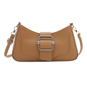 Sac baguette camel tendance avec boucle carrée argentée et bandoulière réglable