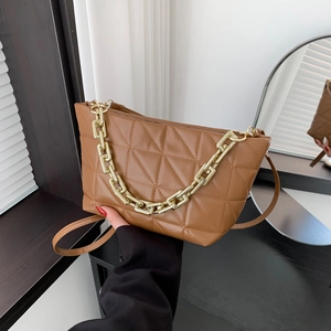 Borsa a tracolla trapuntata marrone con catena dorata e tracolla in pelle elegante