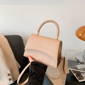 Sac à main carré en similicuir croco beige avec poignée tressée et boucles dorées