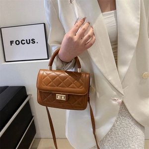Sac bandoulière matelassé marron avec fermoir doré et poignée pour femme