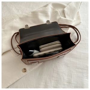 Vue de dessus du sac bandoulière marron montrant l'espace pour téléphone et portefeuille