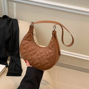 Sac hobo rétro marron avec gaufrage trèfle et éléments métalliques argentés