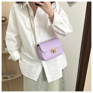 Sac bandoulière chic en cuir lilas avec boucle CD dorée et bandoulière en chaîne dorée