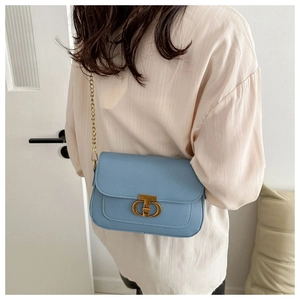 Détail du petit sac bandoulière bleu ciel avec fermoir doré et bandoulière en chaîne