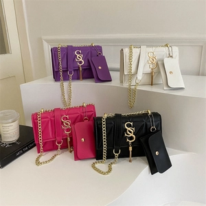 Sacs bandoulière matelassés pour femmes en quatre couleurs avec mini-pochettes assorties