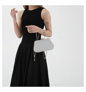 Dettaglio della pochette da sera con paillettes argento e cornice in metallo dorato