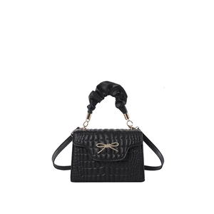 Sac bandoulière noir motif crocodile avec nœud doré et poignée plissée nuage