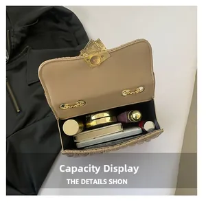 Vue intérieure du sac plissé beige montrant la capacité pour téléphone et cosmétiques