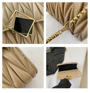 Détails du sac matelassé beige avec fermoir doré, chaîne en métal et texture plissée