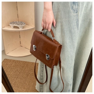 Vue détaillée du sac besace vintage marron en cuir mat avec des boucles métalliques