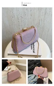 Pochette da sera rosa glitterata con cornice dorata e grande chiusura a perla