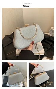 Borsa da sera glitter argento con manico semicircolare dorato e catena sottile