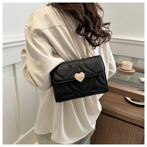 Elegante borsa a tracolla nera trapuntata a cuore con chiusura a cuore dorata