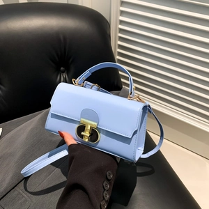 Sac à main chic en cuir PU bleu clair avec bandoulière et fermoir doré élégant
