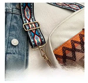 Détail de la broderie ethnique sur sac en toile avec large bandoulière et crochet doré