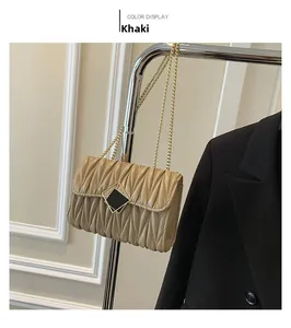 Détail du sac à chaîne matelassé kaki avec fermoir doré et texture plissée délicate