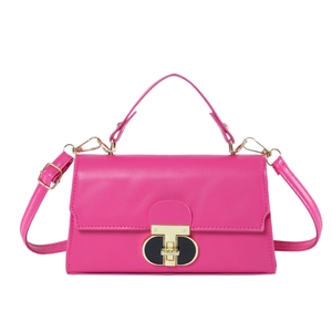 Elegante borsa a tracolla in pelle magenta con chiusura dorata su sfondo bianco