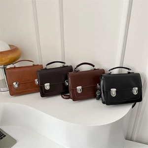 Sacoche Vintage En Cuir PU Femmes Rétro Style Britannique Messager Avec Doubles Boucles Métalliques Bandoulière Polyvalente