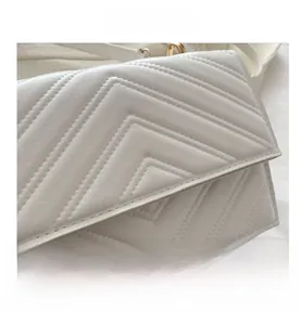 Gros plan sur un sac en cuir matelassé blanc avec surpiqûres en V élégantes