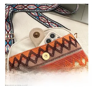 Détail du fermoir magnétique et de l'intérieur d'un sac bandoulière ethnique en toile