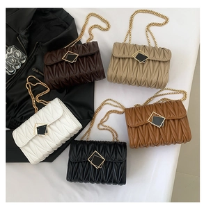 Mise à plat de sacs à chaîne matelassés en marron, beige, noir et couleur caramel