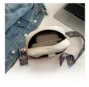 Vue intérieure du mini sac en toile montrant la capacité pour portefeuille et mobile
